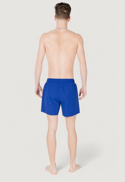 Bañador azul con cintura elástica, material de poliéster, largo hasta el muslo y textura suave, visto desde atrás.
