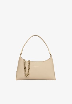Sac à main en cuir beige avec une bandoulière simple et un détail chaîne dorée, compact et rectangulaire avec un texte subtil de la marque sur le devant.