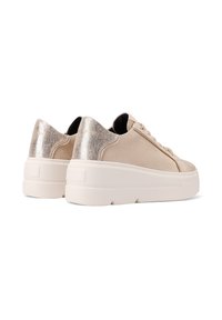 Sneaker platform in suede beige con dettagli in metallo argento sul tacco e suole bianche spesse, viste da dietro su uno sfondo bianco.