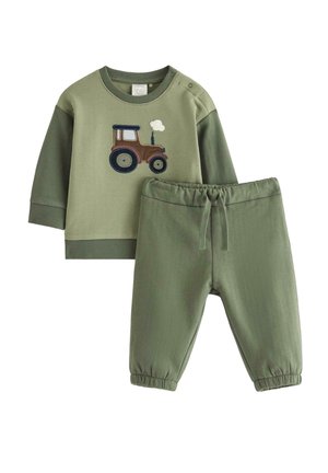 Grøn sweatshirt til småbørn med brun traktor-patch og matchende elastiske bukser med snøre i taljen og elastiske manchetter.
