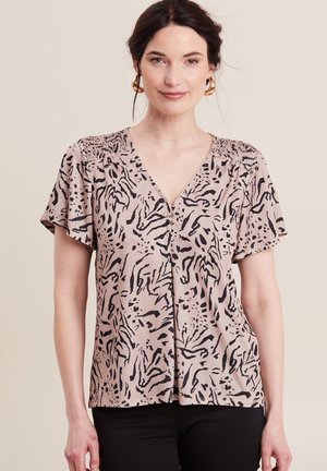 Korte mouwen, v-hals blouse in lichtbeige met een zwart dierenprint. Heeft ingezette schouders en een knopenlijst aan de voorkant.