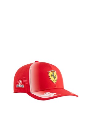 Cappellino da corsa Ferrari rosso con logo del cavallino rampante giallo sul davanti, "16" sulla visiera e sponsor UniCredit sul lato.