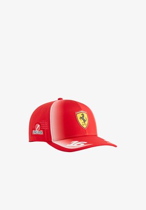 Cappellino da corsa Ferrari rosso con logo del cavallino rampante giallo sul davanti, "16" sulla visiera e sponsor UniCredit sul lato.