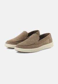 Pruunist nahast slip-on kingad madala profiiliga, kreemjas kummist tallaga ja brodööridega vampi serval. Ilma nööpideta või metalldetailideta.