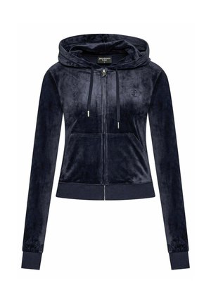 Navyblauwe zip-up hoodie van zachte velours stof. Bevat een capuchon, twee voorzakken en een logodetail op de borst.
