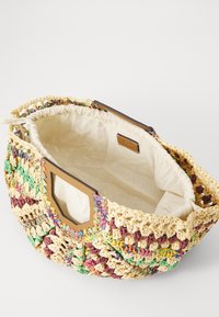 Geflochtene Strohtasche mit mehrfarbigen Akzenten, rechteckigen Öffnungen und einem beigen Stofffutter. Verfügt über eine strukturierte Außenseite und ein robustes Design.