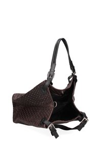 Geweven bruine leren handtas met zwarte accenten en verstelbare schouderbanden. Heeft een open bovenkant en een ritsvak aan de binnenkant. Voering aan de binnenkant.