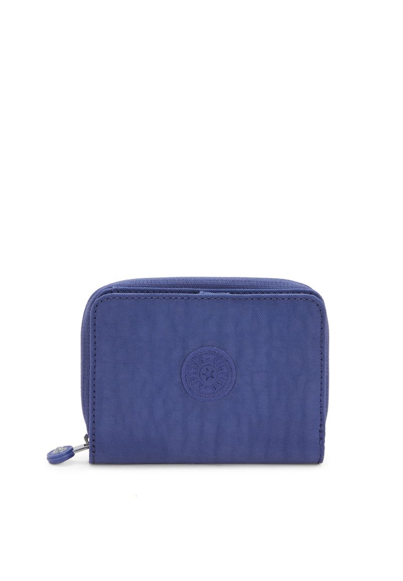 Modrá látková peněženka s texturovaným povrchem, s kruhovým vyraženým logem a zipovým uzavřením. Kompaktní obdélníkový tvar.