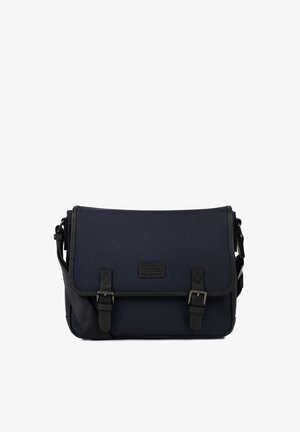 Sac messager bleu marine avec bordure noire, fermeture à rabat, deux sangles à boucle et bandoulière réglable sur fond blanc.