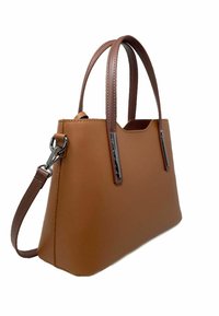 Borsa tote in pelle marrone con due manici, una tracolla staccabile, dettagli in metallo argentato, texture liscia e forma rettangolare strutturata.