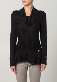 Schwarzer Pullover mit drapiertem Wasserfallausschnitt, strukturiertem Blumenstrickmuster auf einer Seite und kleinem Logo-Akzent. Figurbetontes Design mit langen Ärmeln.