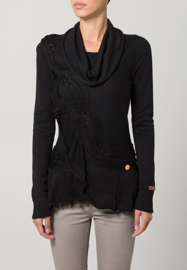 Schwarzer Pullover mit drapiertem Wasserfallausschnitt, strukturiertem Blumenstrickmuster auf einer Seite und kleinem Logo-Akzent. Figurbetontes Design mit langen Ärmeln.