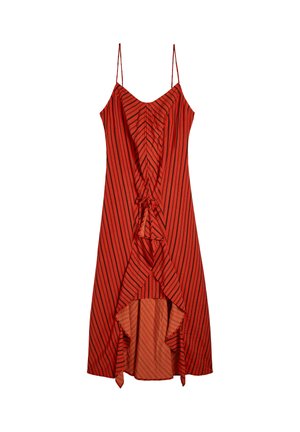 Czerwona sukienka na cienkich ramiączkach, z falbaniastym detalem na środku i ukośnymi czarnymi paskami. Asymetryczny dół sięga do połowy łydki.