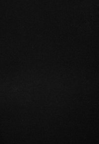 Svart tyg med en slät, något elastisk textur och ett fint ribbat mönster genom hela ytan.