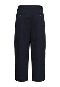 Marineblaue, gerade geschnittene Hose mit rückseitigen Taschen mit Knöpfen, Gürtelschlaufen und mittelhohem Taillenbund, Ansicht von hinten.