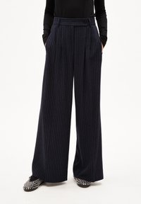 Marineblauwe pantalon met fijne strepen en een brede pijpdesign, met voorplooien, twee zakken en een enkele knoopsluiting in de taille.