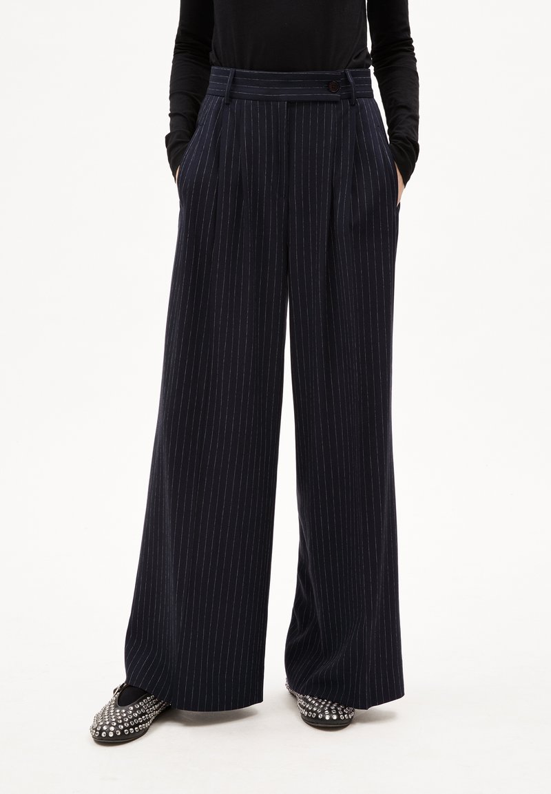 Marineblauwe pantalon met fijne strepen en een brede pijpdesign, met voorplooien, twee zakken en een enkele knoopsluiting in de taille.