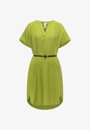 Vestito corto verde chiaro a maniche corte fino al ginocchio con scollo a V, spalle arricciate, cintura sottile nera e orlo arrotondato.