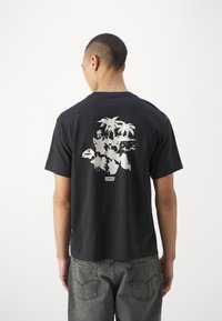 Levi's® VINTAGE FIT GRAPHIC - Marškinėliai su spaudiniu - lse_batwing badge floral caviar
