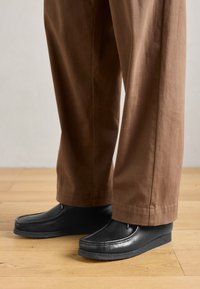 WALLABEE - Derbies - black
