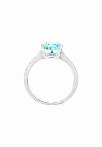 Anello d'argento con un grosso ciondolo ovale di gemma azzurra chiara dalla superficie sfaccettata, decorato con piccole pietre trasparenti lungo la fascia.