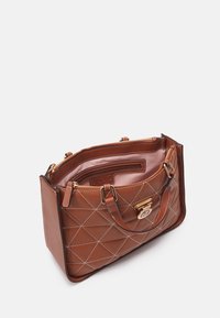 Borsa a tracolla in pelle marrone con un motivo a rombi, dotata di accessori dorati, manici doppi e chiusura a zip. L'interno presenta un dettaglio con logo.