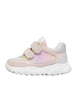 Sneaker con cinturino in velcro in morbido suede rosa pallido con texture a gradiente scintillante, suola in gomma bianca e dettagli argentati sulla parte posteriore e sulla linguetta.