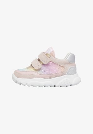 Velcro-Sneaker aus weichem rosa Wildleder mit funkelndem Verlaufsdesign, weißer Gummisohle und silbernen Akzenten an Ferse und Zunge.