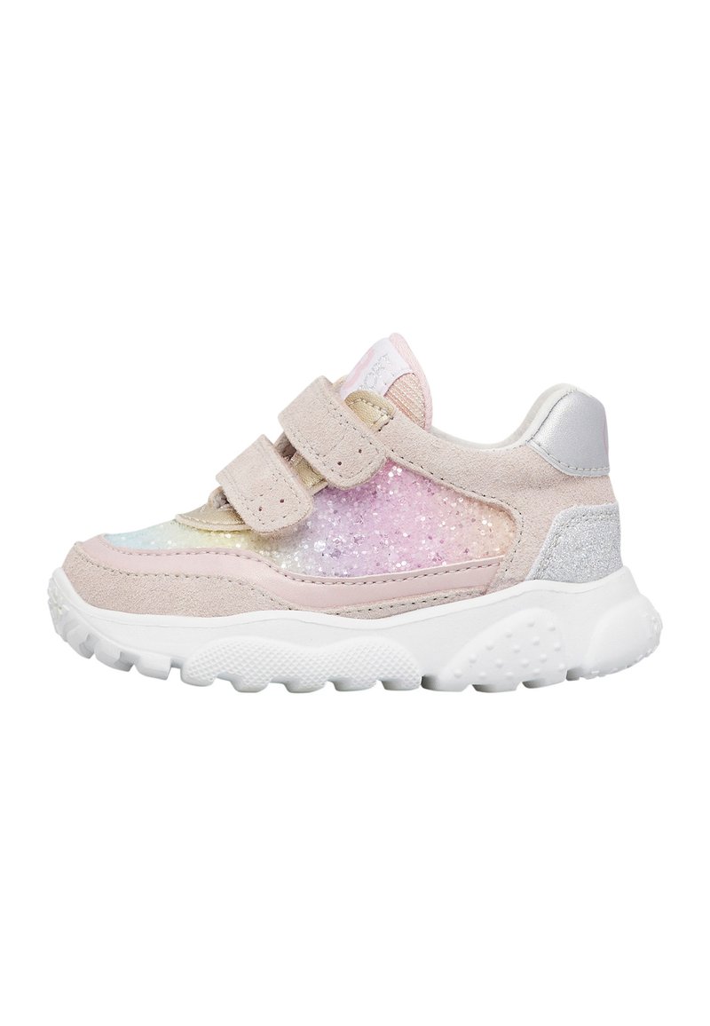 Sneaker con cinturino in velcro in morbido suede rosa pallido con texture a gradiente scintillante, suola in gomma bianca e dettagli argentati sulla parte posteriore e sulla linguetta.