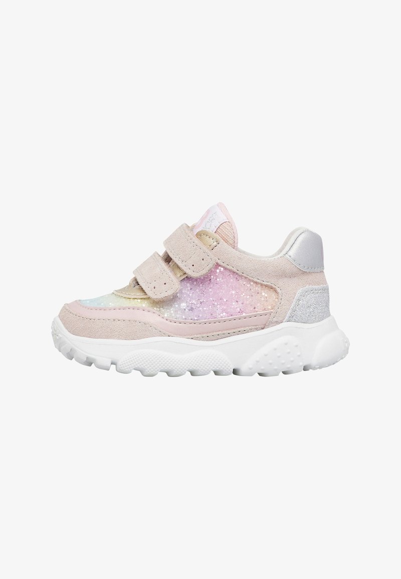 Zapatillas con correa de velcro en suave ante rosa con textura de degradado brillante, suela de goma blanca y detalles plateados en el talón y la lengüeta.