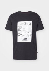 Černé tričko New Balance s bílou grafikou tří typů bot označených jako basketbal, tenis a běh, a textem "THE SYSTEM".