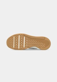 Stílusos sneaker talp, texturált gumi külső talppal és fehér középtalppal. Téglalap alakú mintázattal és ívelt sarokformával rendelkezik.
