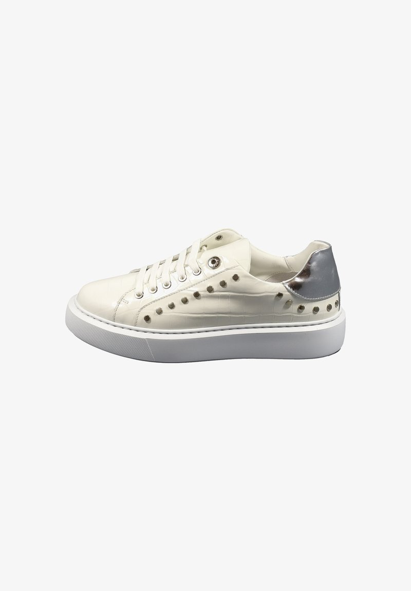 Sneakers bianchi in pelle con motivo a coccodrillo testurizzato, tallone con accento argento, occhielli metallici e suola spessa bianca.