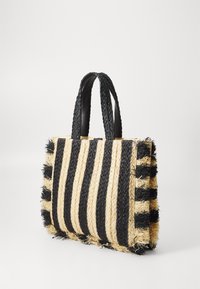 Borsa a tracolla in paglia con strisce nere e beige, caratterizzata da bordi sfrangiati e manici neri intrecciati per un tocco di texture e contrasto.