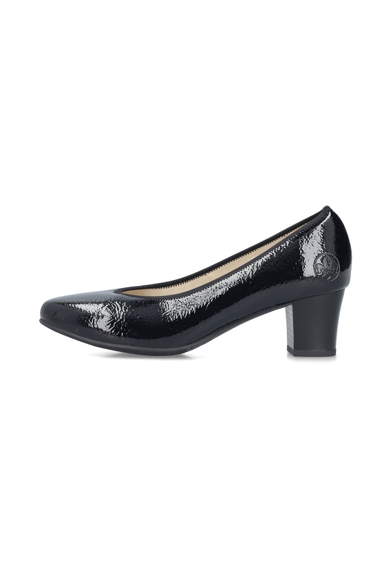 Escarpin en cuir verni noir avec un bout pointu et un talon carré modéré. Présente une surface lisse et brillante ainsi qu'un détail de logo discret sur le talon.