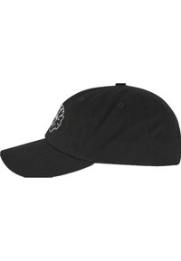Sort baseball cap lavet af bomuld, med en buet skygge og broderet logo på fronten. Justerbar rem bagpå for pasform.