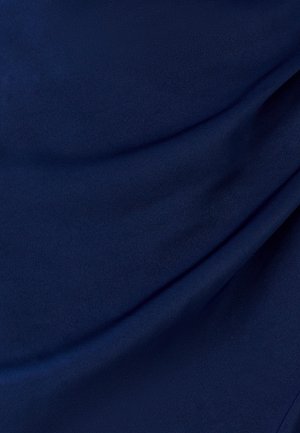 Morska plava tkanina s glatkom teksturom, koja prikazuje suptilno drapiranje i sjaj. Površina je jednolična bez vidljivih uzoraka ili naglasaka.