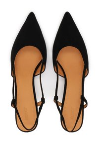 Chaussures en daim noir à bout pointu avec une semelle intérieure beige, dotées d'une bride fine à la cheville et de côtés ouverts, mettant en valeur un design élégant et minimaliste.