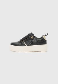 Baskets à plateforme noires en cuir texturé, avec des accents dorés et une semelle en caoutchouc blanche. Dotées d'un design à lacets et d'une fermeture éclair décorative sur le côté.