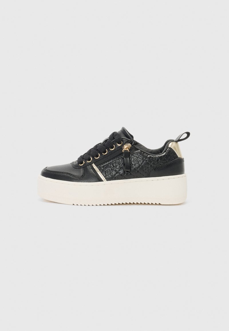 Baskets à plateforme noires en cuir texturé, avec des accents dorés et une semelle en caoutchouc blanche. Dotées d'un design à lacets et d'une fermeture éclair décorative sur le côté.