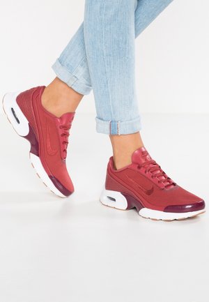 Matalavartiset tennarit - red