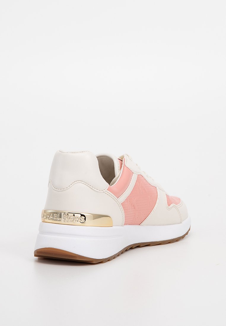 Baskets blanches et roses avec un extérieur en cuir lisse et des accents en tissu texturé. Présente une plaque de logo en or à l'arrière et une semelle en caoutchouc.