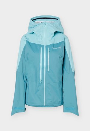 Αδιάβροχο μπουφάν ανοιχτού μπλε χρώματος με κουκούλα, εμπρόσθιο φερμουάρ, τσέπη στο στήθος και λογότυπο Norrona στο αριστερό στήθος, σχεδιασμένο για υπαίθριες δραστηριότητες.