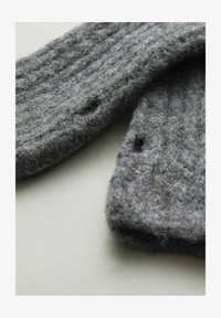 Unselected, grey