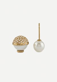 Goldfarbene Ohrringe mit einem sphärischen Design. Ein Ohrring hat eine strukturierte, mit Kristallen verzierte Oberseite; der andere ist eine glatte, weiße Perle.