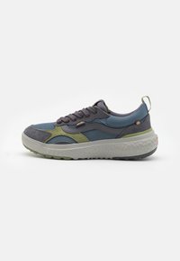 Sneaker med en blanding av blå mesh og grå semsket skinn med grønne detaljer. Tykkt strukturert såle med lysegrå og mørke gummielementer.