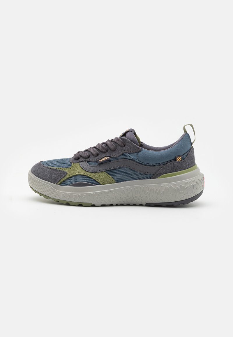 Sneaker med en blanding av blå mesh og grå semsket skinn med grønne detaljer. Tykkt strukturert såle med lysegrå og mørke gummielementer.