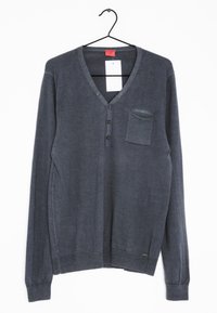 Pull en gris à manches longues avec un col en V, trois boutons sur le devant et une poche sur la poitrine gauche. Le tissu semble doux avec une finition texturée.
