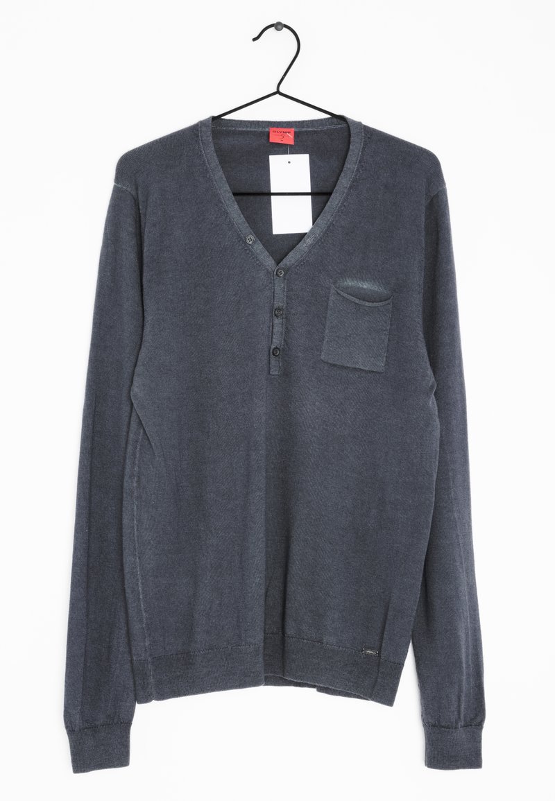 Pull en gris à manches longues avec un col en V, trois boutons sur le devant et une poche sur la poitrine gauche. Le tissu semble doux avec une finition texturée.