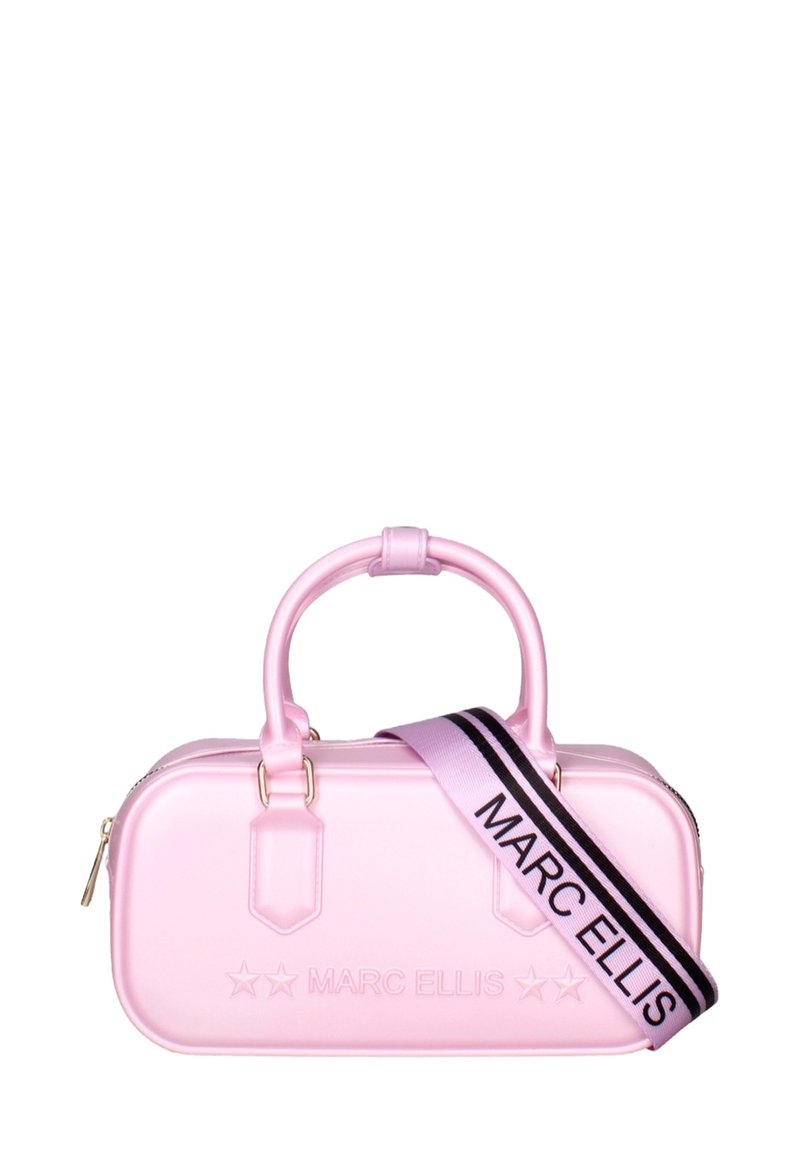 Sac à main rose, brillant, avec double anses, fermeture éclair et une bandoulière amovible avec des rayures noires et roses. Logo embossé à l'avant.